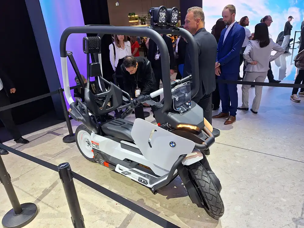 BMW Vision CE 02 mit Dachrahmen-Studie – Elektro-Roller-Studie mit Sensorik und Balance-Funktion. Foto: Rudolf Huber/SP-X 