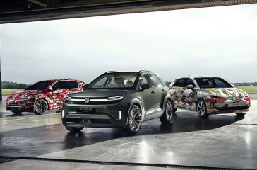 VW zeigt auf der IAA zwei Varianten des kommenden ID. Polo sowie den ID. Cross (Bildmitte). Foto: VW