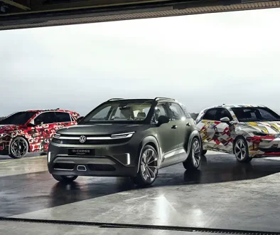 VW zeigt auf der IAA zwei Varianten des kommenden ID. Polo sowie den ID. Cross (Bildmitte). Foto: VW