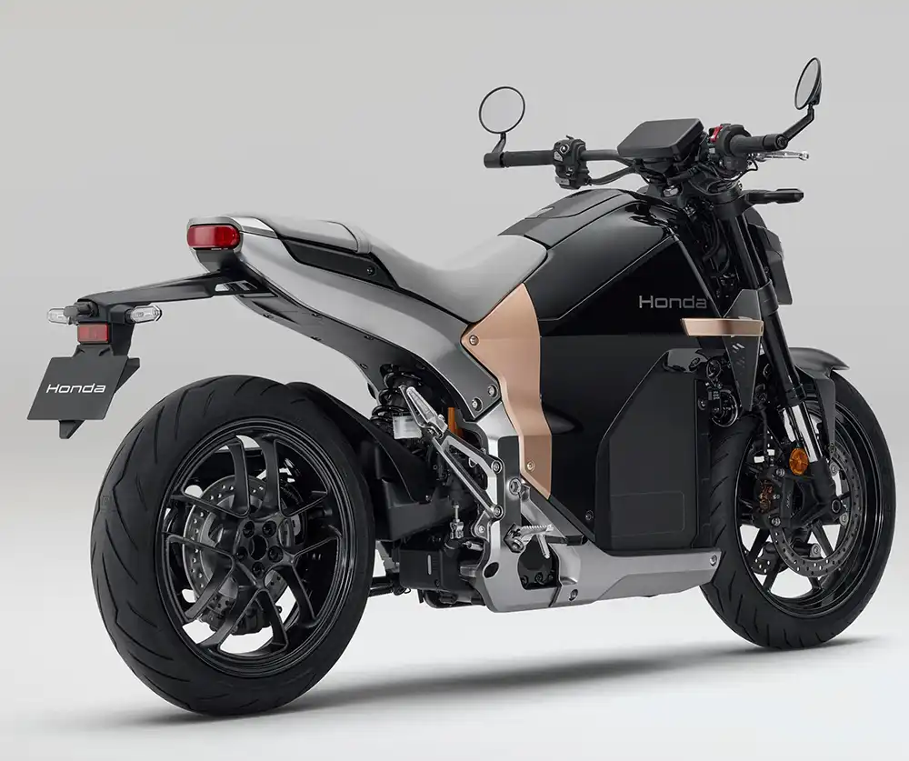 Was natürlich fehlt, ist eine sonst bei Motorrädern übliche Auspuffanlage. Foto: Honda