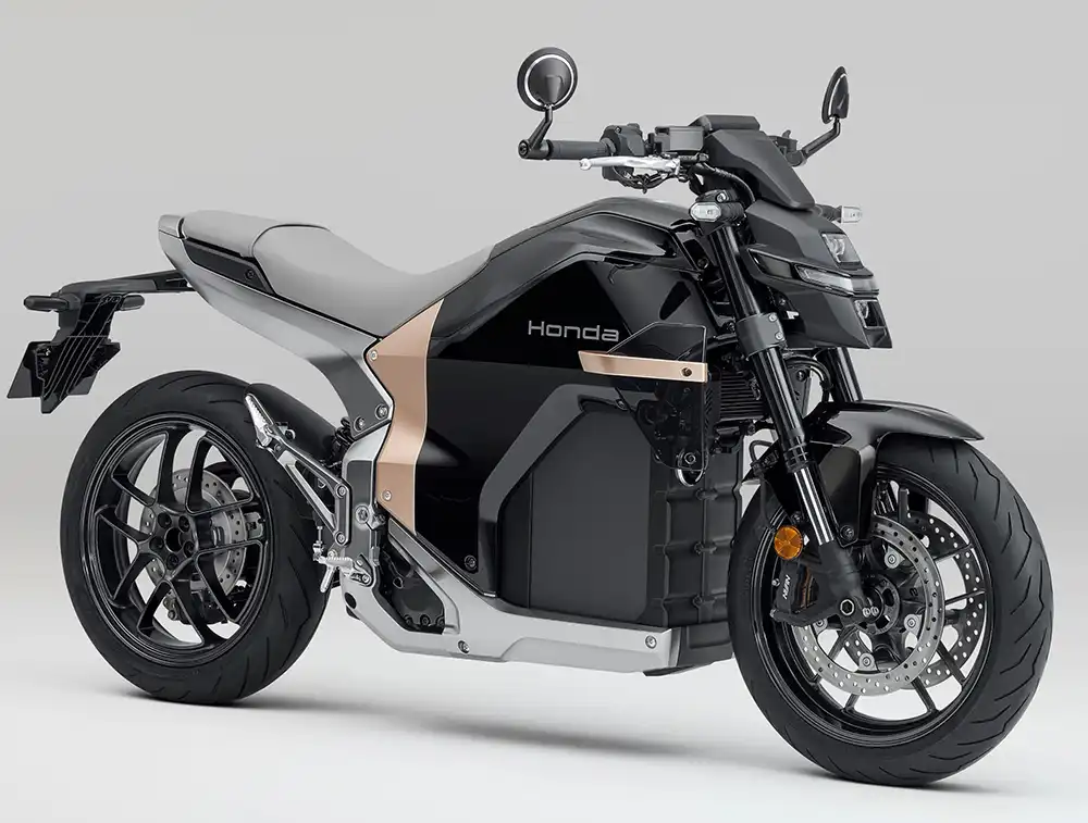 Wo sich bei Motorrädern normalerweise der Motor befindet, steckt in der WN7 der große Akku. Der eigentliche Motor versteckt sich zwischen Batterie und Hinterrad. Foto: Honda