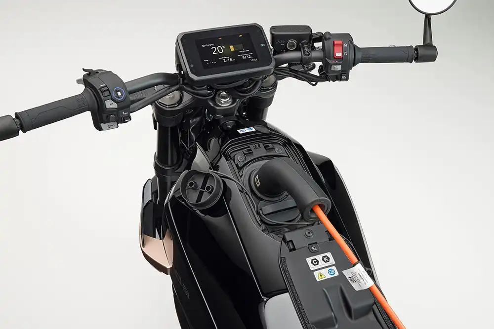 Der Ladeanschluss der WN7 kann auch einen CCS-Stecker aufnehmen. Doch die Ladeleistung von Schnellladern kann die Honda keineswegs ausschöpfen. Foto: Honda