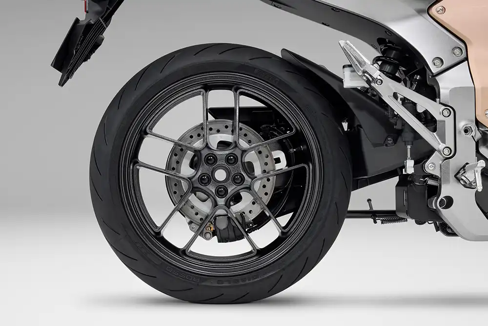 Ein schickes Detail ist das einarmig geführte Hinterrad. Foto: Honda