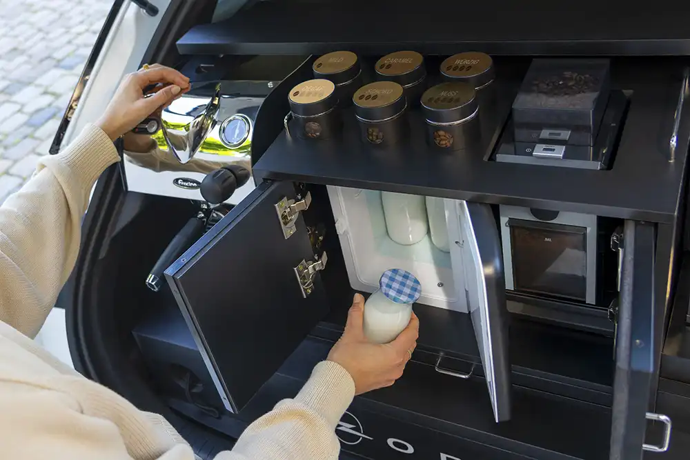 Auch ein Fach für die so wichtige Milch hat der Opel Mokka "Coffee" an Bord. Foto: Opel Stellantis