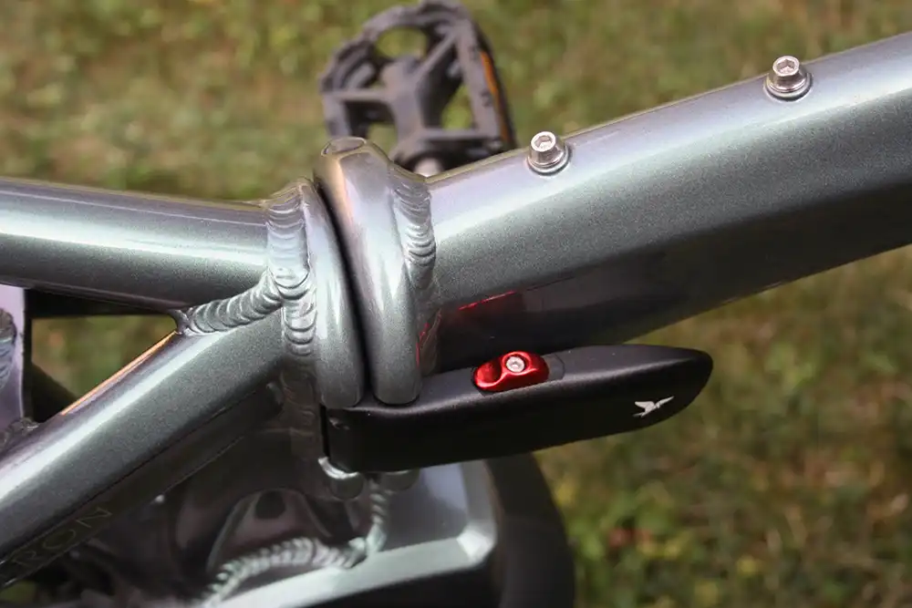 Zwei robuste Klappgelenke reduzieren das Packmaß. Foto: Tern