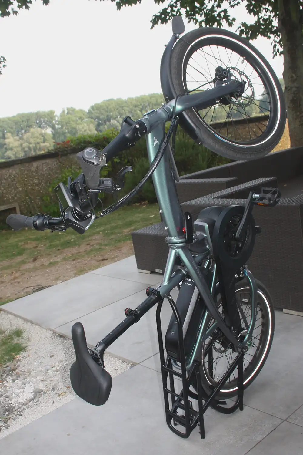 Ein clever konstruierter XL-Gepäckträger mit Abstellfüßen erlaubt das senkrechte Parken. Foto: Tern