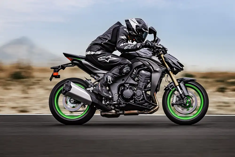 Die Leistung des Reihenvierers hat Kawasaki im Vergleich zur 2021 einstellten 1000er gesenkt, dafür ist das Drehmoment leicht gestiegen. Foto: Kawasaki 