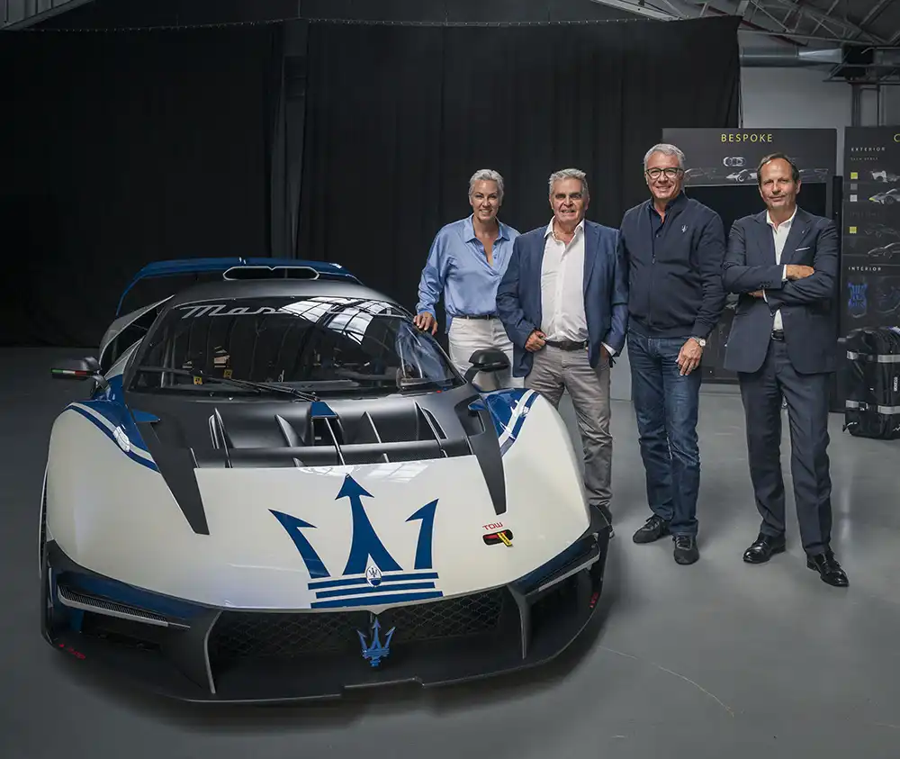 Andrea Bertolini, vierfacher GT-Weltmeister mit dem Maserati MC12 und Maserati-Cheftestfahrer, übergab den Maserati MCXtrema persönlich. Foto Maserati