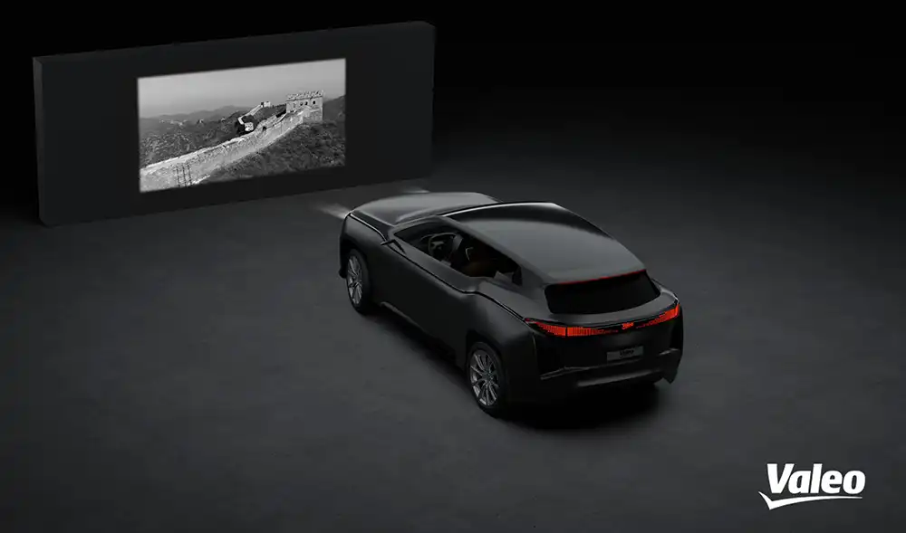 Unterhaltsam: Der Scheinwerfer wird zum Video-Beamer, mit dem sich ein Film an die Garagenwand projizieren lässt. Foto: Valeo