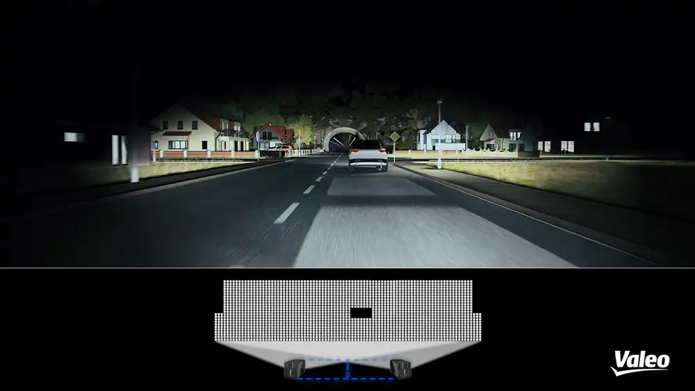 Hilfsmittel: Der Lichtteppich vor dem vorausfahrenden Auto dient als Abstandshalter. Foto: Valeo