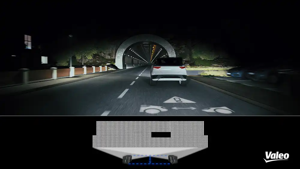 Guter Hinweis: Mit den Scheinwerfern der Zukunft lassen sich auch Piktogramme auf die Straße projizieren. Foto: Valeo