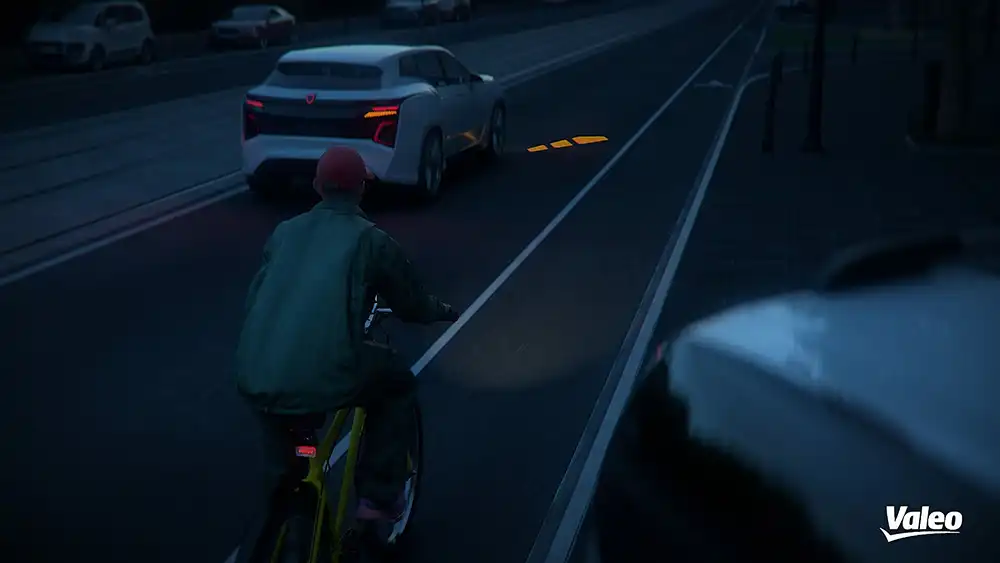 Sicherheits-Extra: Der Abbiege-Hinweis dient als zusätzliche Information für andere Verkehrsteilnehmer. Foto: Valeo