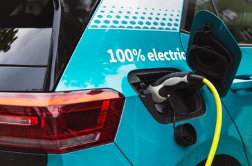 100 % E Auto lädt. Foto: REMINDFILMS - stock.adobe.com