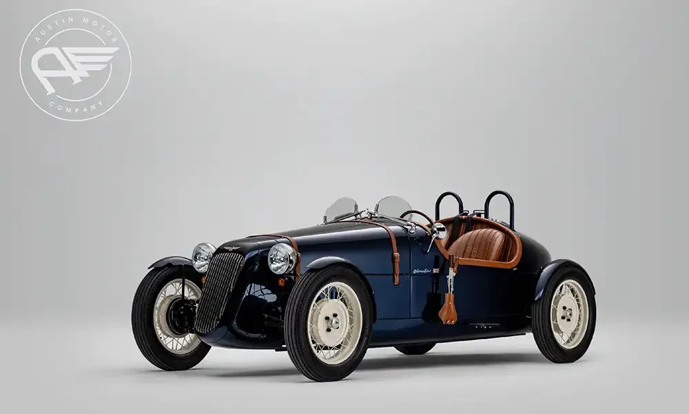 Optisch kommt der Arrow wie ein hundert Jahre alter Sportwagen daher, technisch handelt es sich um eine moderne L7e-Konstruktion. Foto: Austin Motor Company