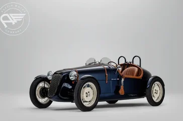 Optisch kommt der Arrow wie ein hundert Jahre alter Sportwagen daher, technisch handelt es sich um eine moderne L7e-Konstruktion. Foto: Austin Motor Company