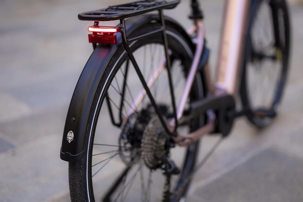 Eine schicke Lösung ist der im Gepäckträger integrierte Rücklichtstreifen. Foto: Bianci