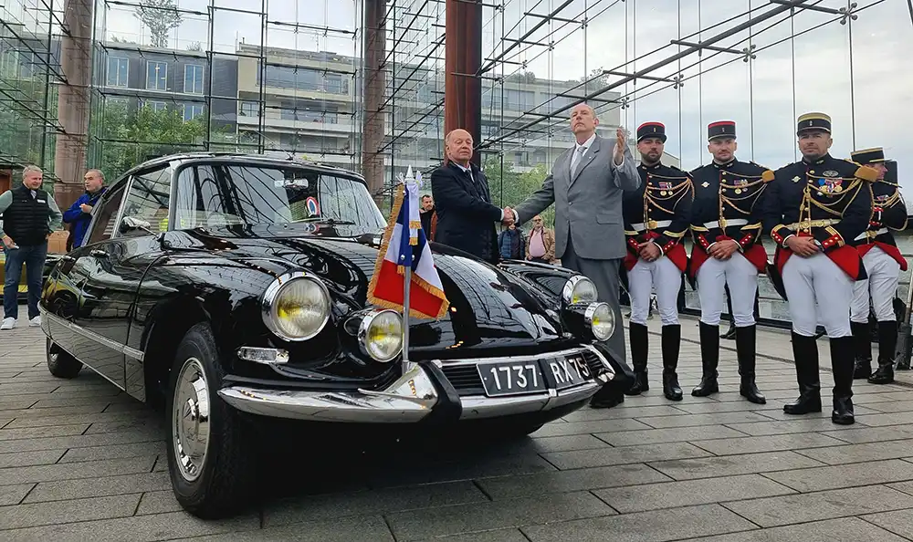 Der De-Gaulle-Darsteller mit DS-Clubchef und echter Präsidentengarde. Foto: Peter Weißenberg/SP-X