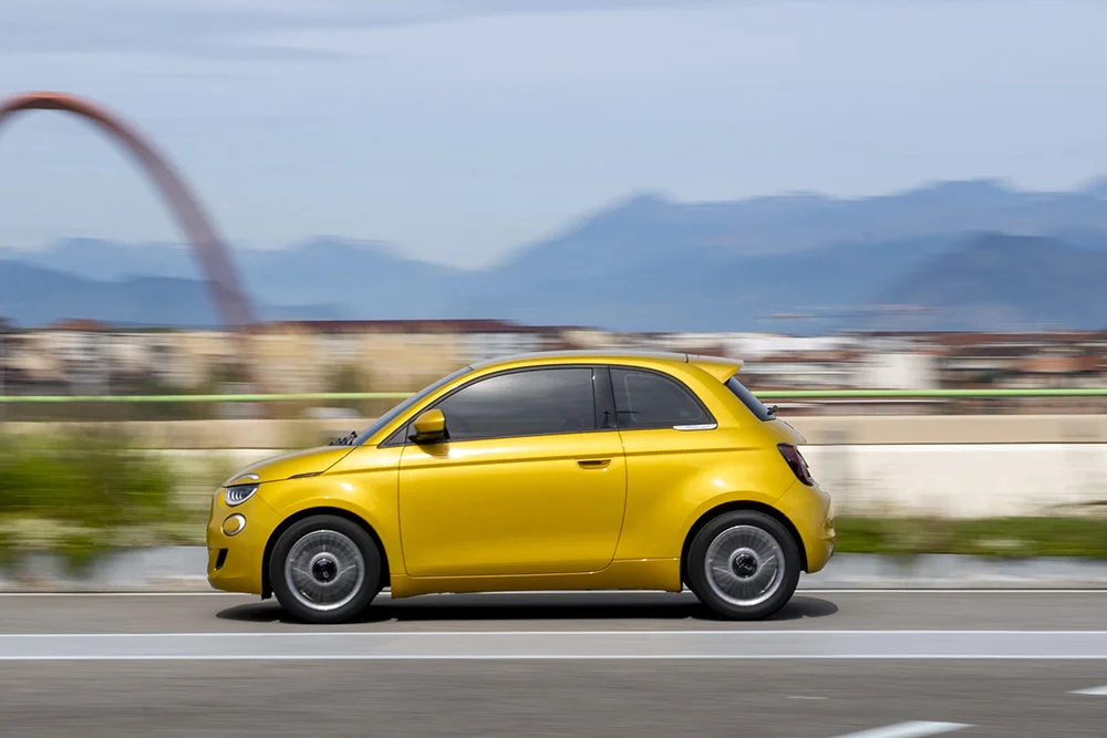Ein Temperamentsbolzen ist der 500 Hybrid mit seinem Dreizylinder-Benziner leider nicht. Foto: Fiat