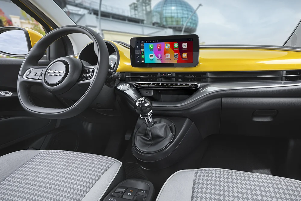 Der 500 Hybrid Torino verfügt über einen 10-Zoll-Touchscreen mit Konnektivitätstechnik und DAB-Radio. Foto: Fiat