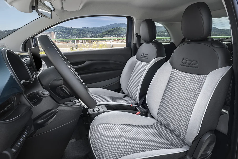 Zur Ausstattung des 500 Hybrid Torino gehören die Stoffsitzbezüge mit Karomuster. Foto: Fiat