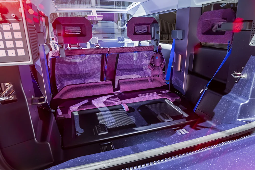 Statt auf dicken Polstern sitzt man auf einem dünnen Netzgewebe. Foto: Dacia