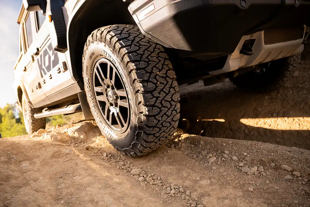 Der momentan als geländegängigstes Serien-Fahrzeug gehandelte Ineos Grenadier beispielsweise fährt für 1.250 Euro Aufpreis mit Geländereifen von BF Goodrich anstatt von Bridgestone vom Band. Foto: BF Goodrich