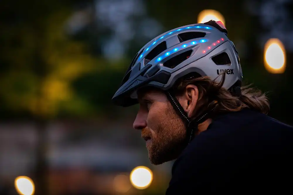 Der Fahrradhelm Uvex Finale Light 2.0 (200 Euro) bringt sein Licht selbst mit. Foto: Uvex