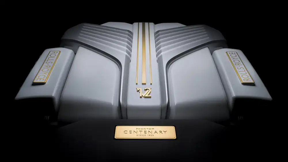 Auch die Motorabdeckung ist mit Gold verziert. Foto: Rolls-Royce
