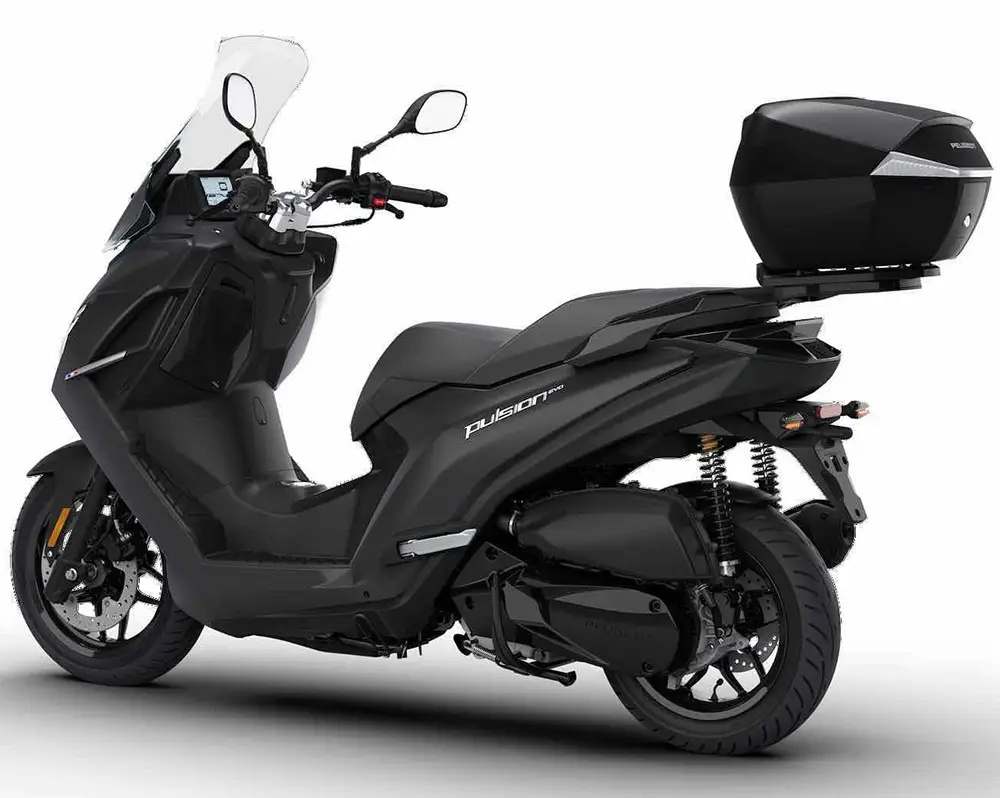 Den Pulsion Evo 125 wird es auch in der Version Urban mit großem Windschild und Topcase geben. Foto: Peugeot Motocycles