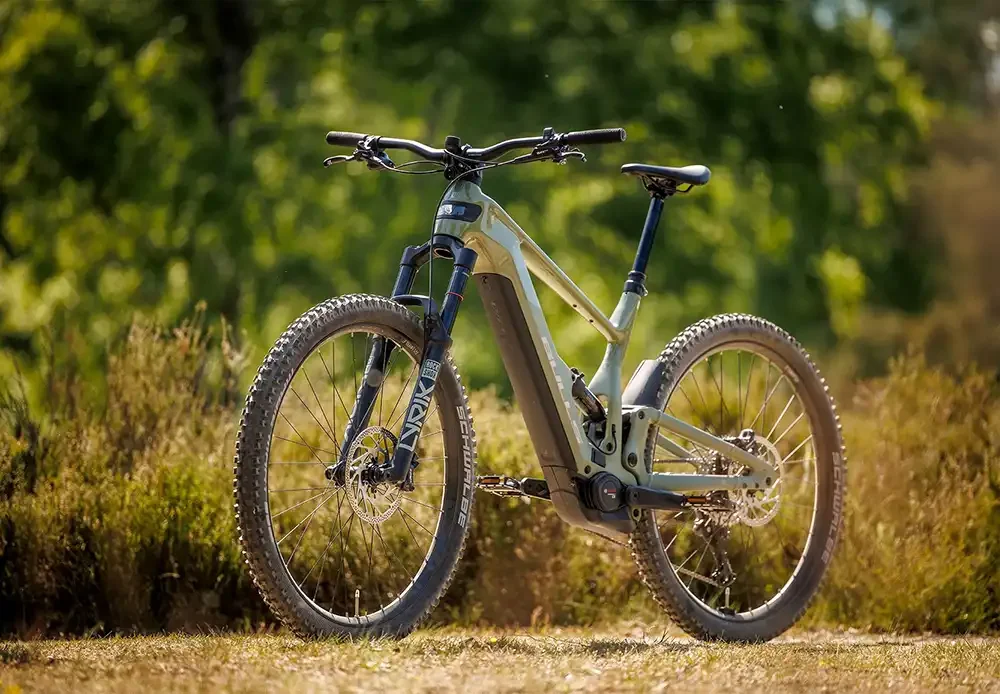 Bulls bietet sein Carbon-Fully Copperhead Evo AM 2 jetzt als Jubiläumsmodell an. Foto: ZEG