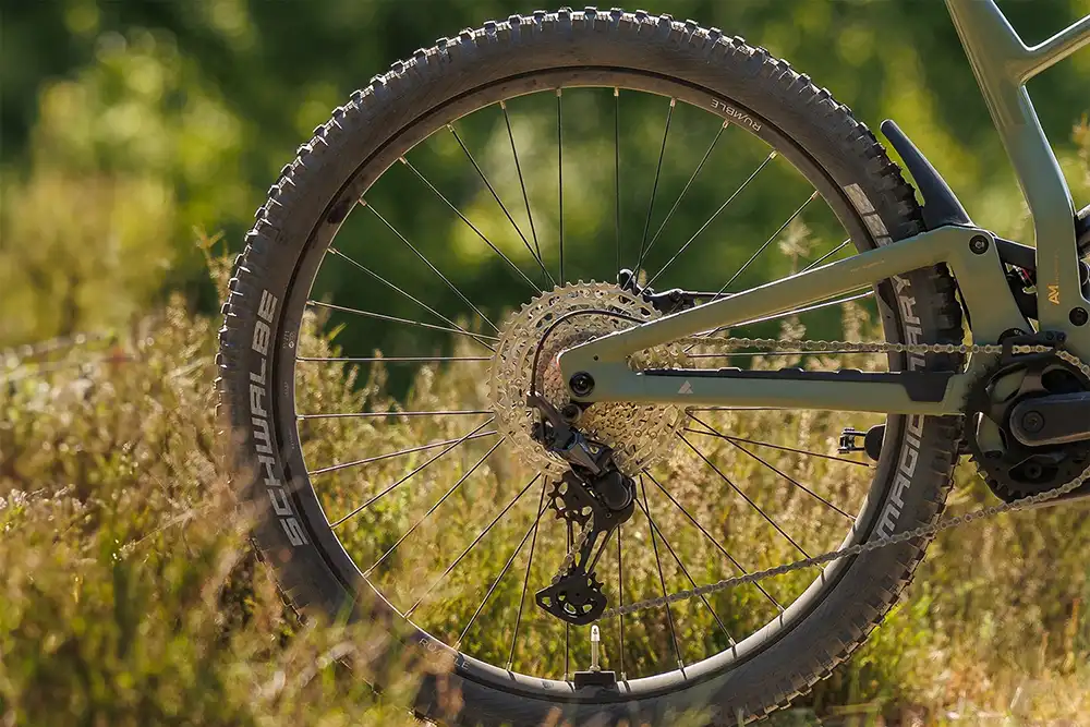 Zur Ausstattung gehören auch ein Kettenstrebenschutz und ein kleines Schutzblech. Foto: ZEG
