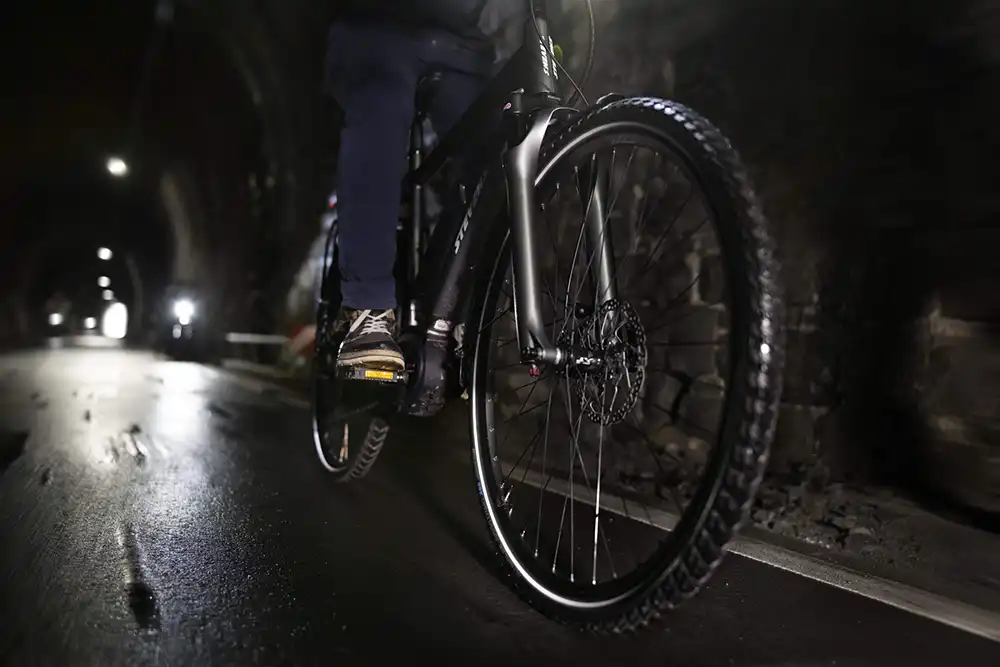 Statt der gelben Speichenreflektoren sind mittlerweile auch durchgehende Reflektorstreifen an den Reifen erlaubt. Foto: pd-f/Schwalbe