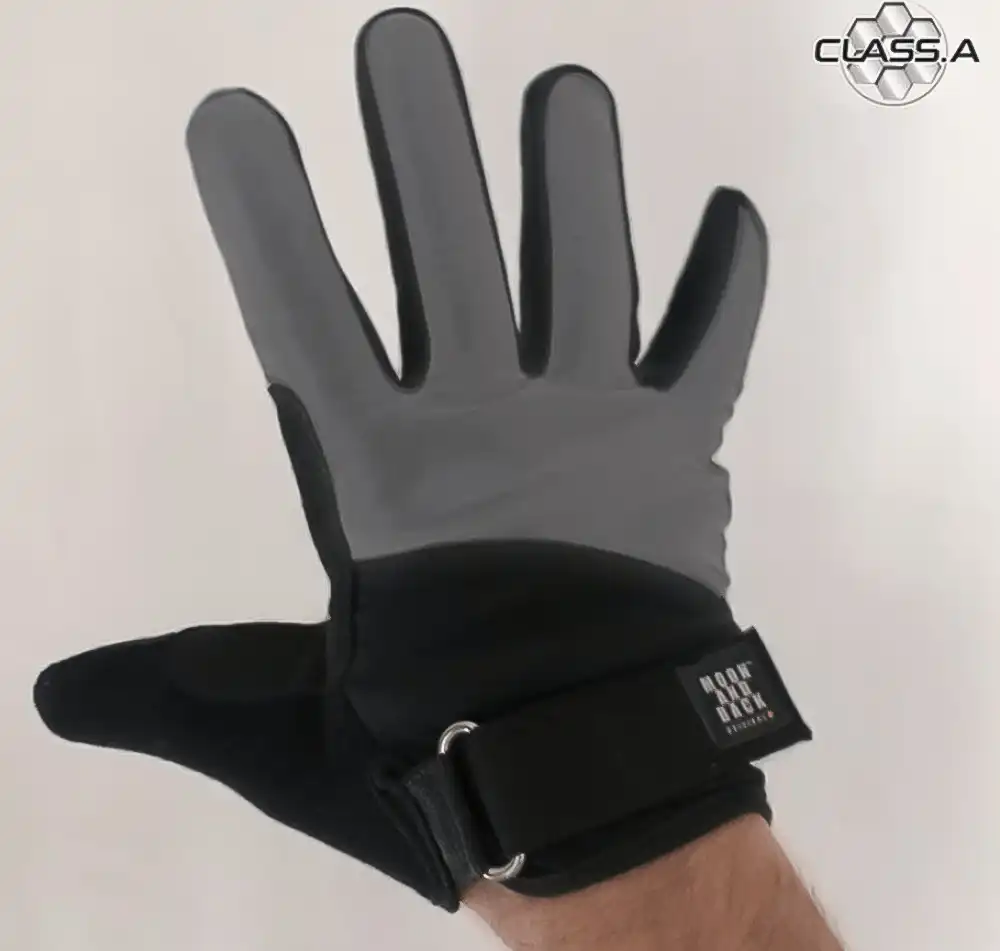 Die reflektierenden Fahrradhandschuhe von Reflektorheld (60 Euro) machen Handzeichen im Straßenverkehr deutlich sichtbarer. Foto: Reflektorheld