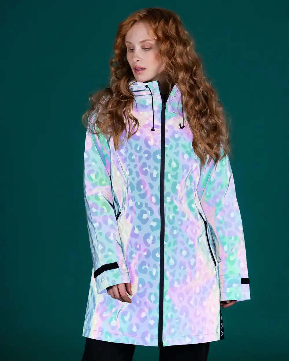 Der Regenmantel von Reflektorheld (135 Euro) tarnt sein reflektierendes Material im Alltag als angesagtes Leopardenmuster. Foto: Erst im Licht auffällig ist ebenso die Softshelljacke Santiago (110 Euro), mit der Biker bei windigem Herbstwetter bequem radeln. Foto: Reflektorheld