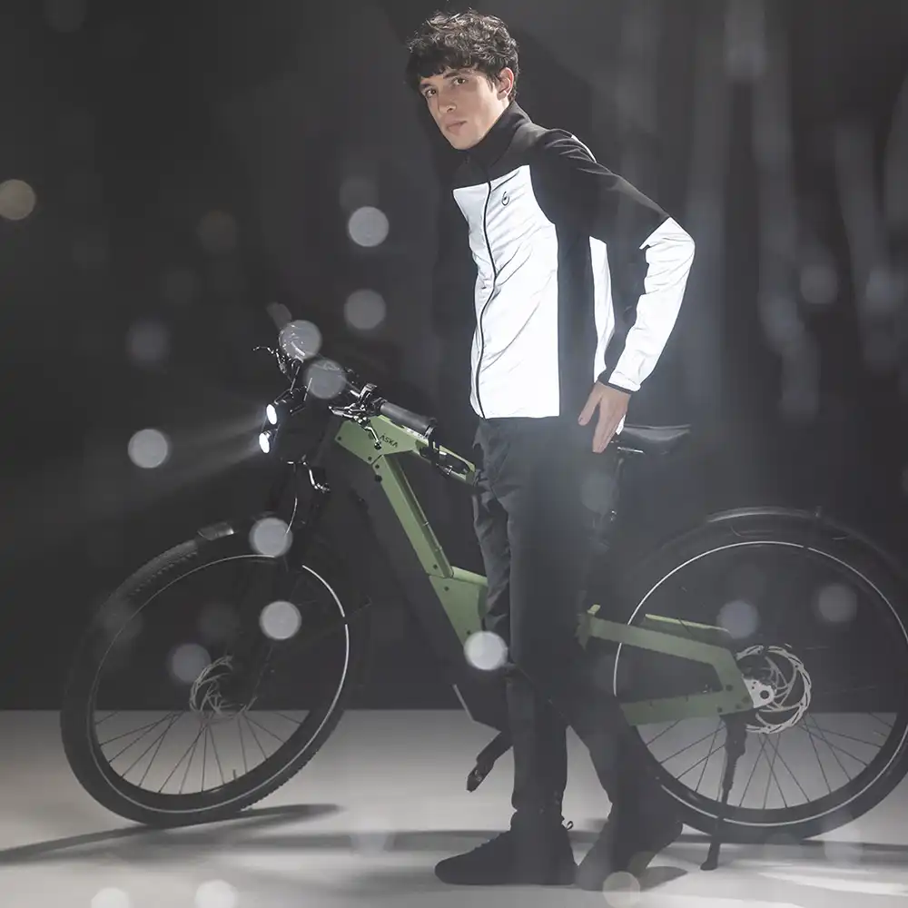 Erst im Licht auffällig ist ebenso die Softshelljacke Santiago (110 Euro), mit der Biker bei windigem Herbstwetter bequem radeln. Foto: Reflektorheld