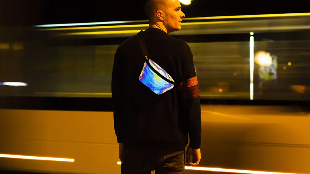 Die Gürteltasche von Reflective Berlin wirkt auf den ersten Blick schlicht grau, zeigt bei Lichteinfall aber ein schillerndes Regenbogenmuster. Foto: Reflektive Berlin