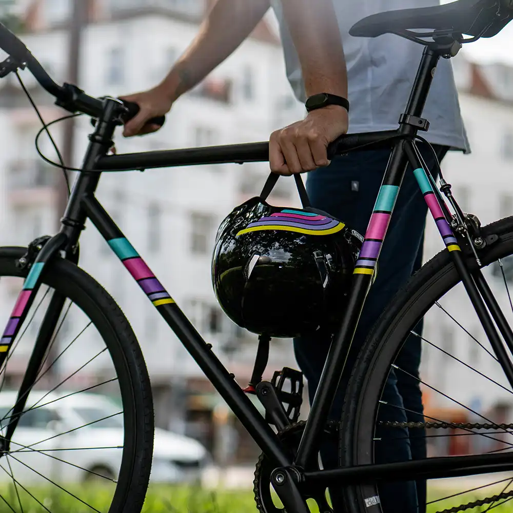 Die Zierstreifen lassen sich am Fahrrad oder Helm anbringen. Foto: Reflektive Berlin