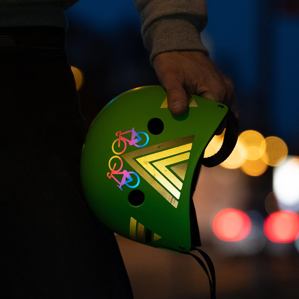 Helm, Rahmen, Schutzblech oder Lastenrad-Kiste werden mit reflektierenden Stickern von Reflective Berlin (ab 6 Euro) zum Unikat. Foto: Reflektive Berlin