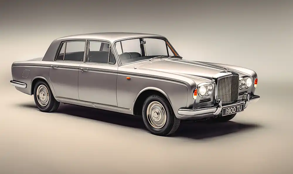 Bis auf den Kühlergrill fast baugleich – Die Bentley T Series startete 1965 als Understatement-Alternative zum Silver Shadow und fand auch in Deutschland Fans. Foto: Rolls Royce