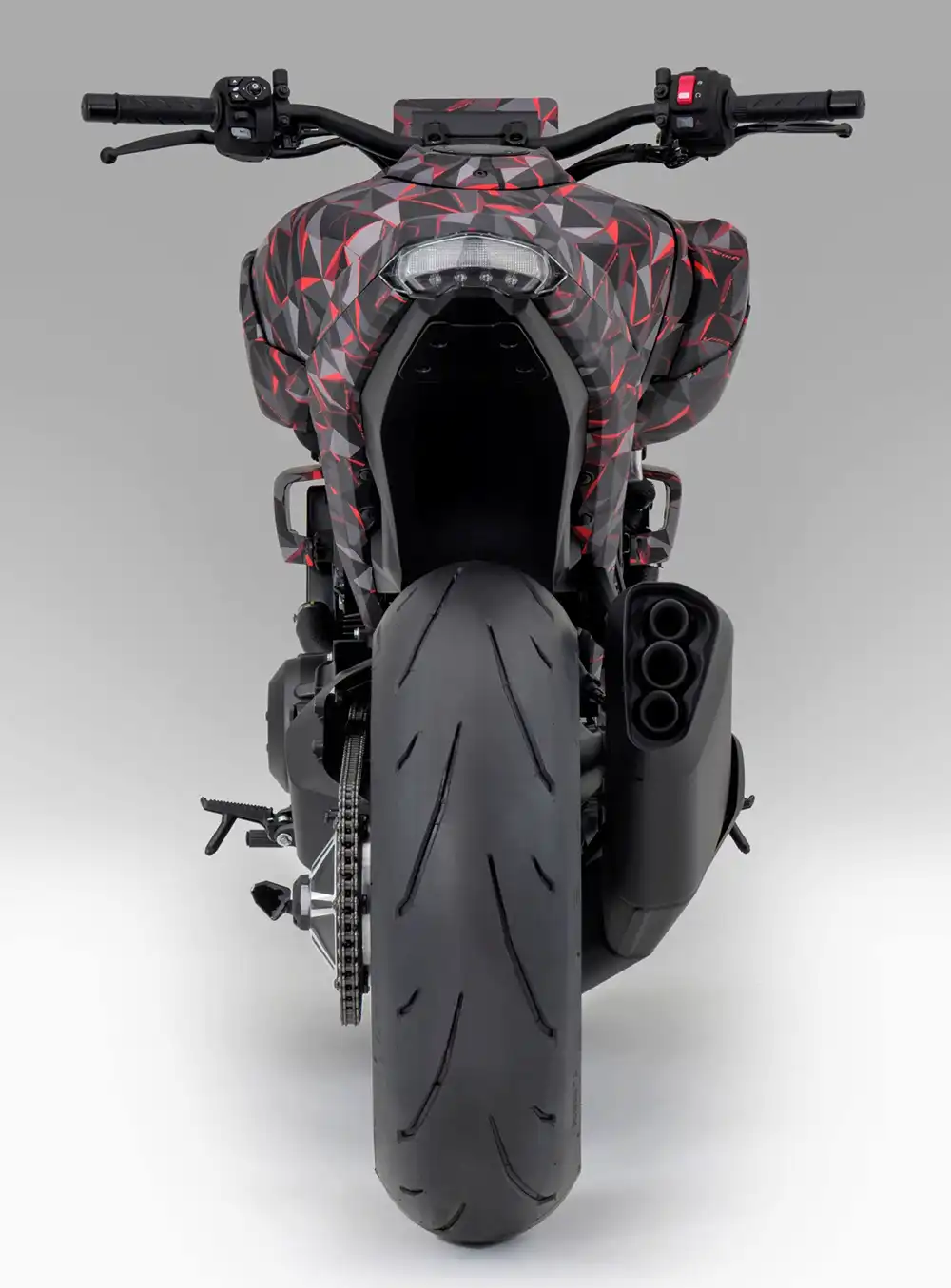 In dem großen Endtopf der V3R kann man drei Rohre für jeden Zylinder sehen. Foto: Honda