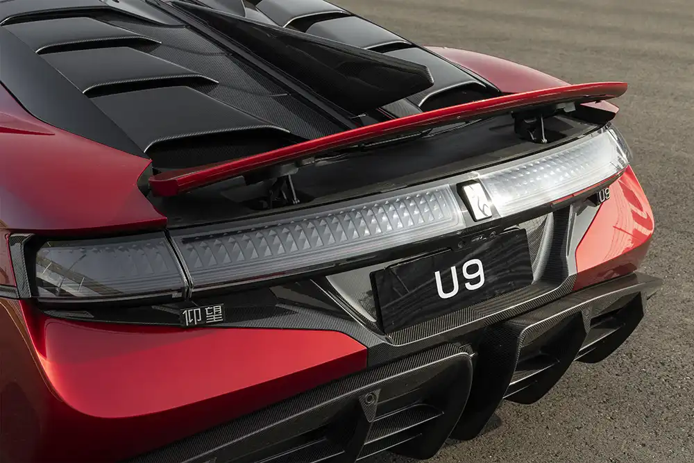 Am Heck gibt es viel Carbon. Foto: Yangwang