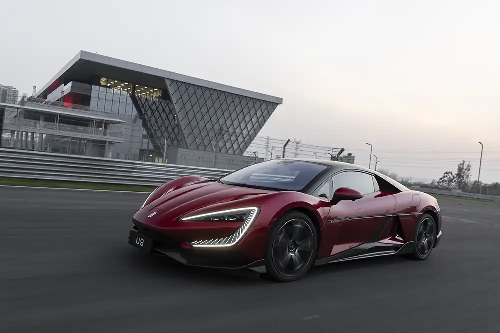 Die Proportionen – 4,97 Meter lang, über zwei Meter breit, aber nur 1,31 Meter flach – flößen Fahrer und Konkurrenten Respekt ein. Foto: Yangwang