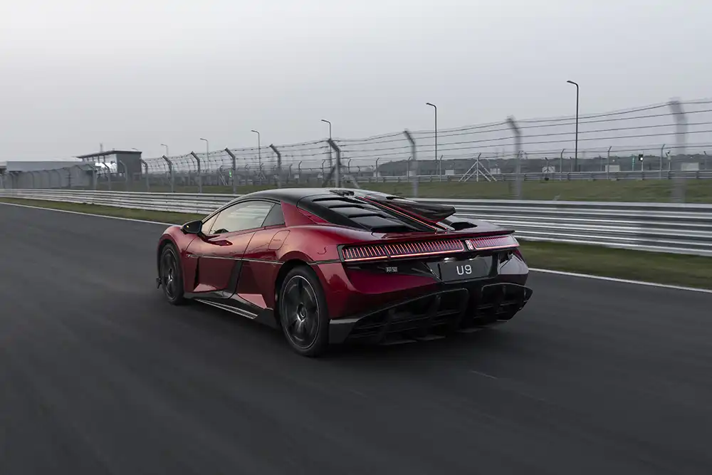 Der flache Zweisitzer verfügt über insgesamt 960 kW/1.305 PS. Foto: Yangwang