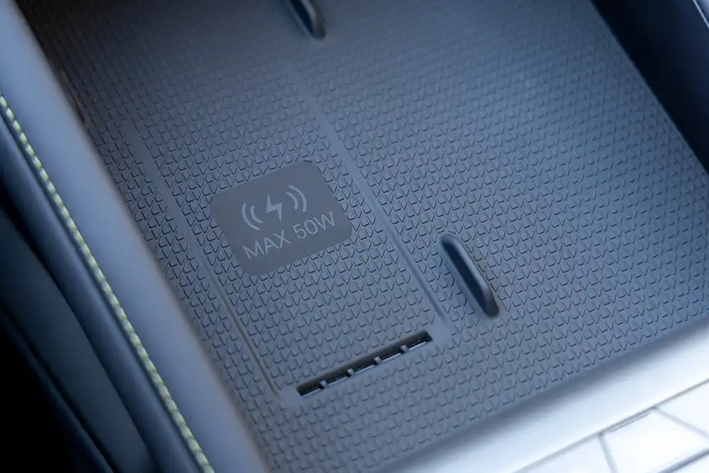 Die Doppelladeschale mit 50 Watt ist Serie. Foto: BYD