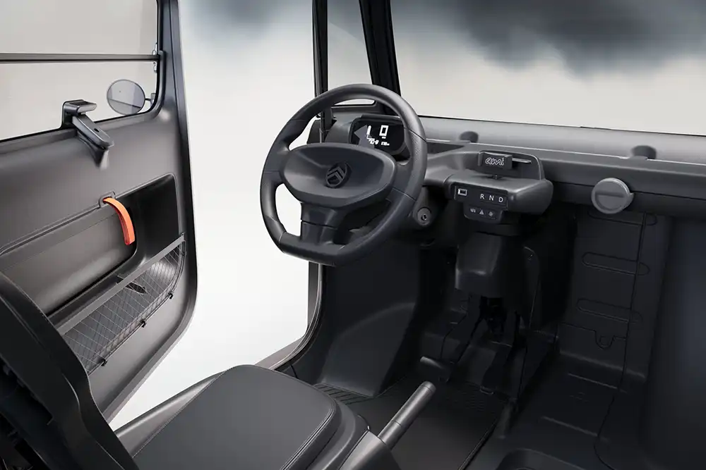 Auch im Innenraum gibt sich der Ami Dark Side in durchaus schicker Weise düster. Foto: Citroën