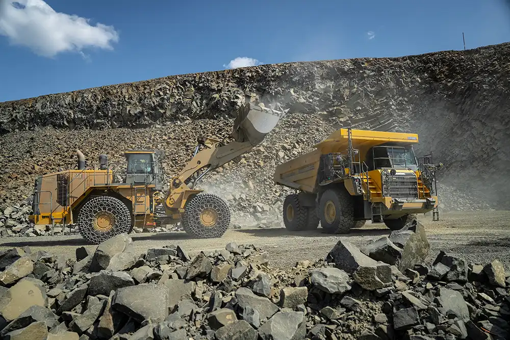 Was beim Quartermaster auf die Pritsche passt, das schieben die gelben Giganten an Staub und Dreck auf den Stoßfängern mit. Foto: Letech