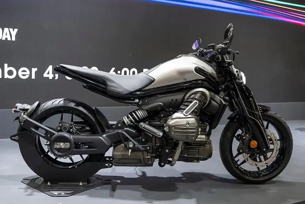 Auf der EICMA 2025 hat Benda sein technisch interessantes und zudem noch sehenswertes Boxer-Hybridkonzept P51 vorgestellt. Foto: EICMA