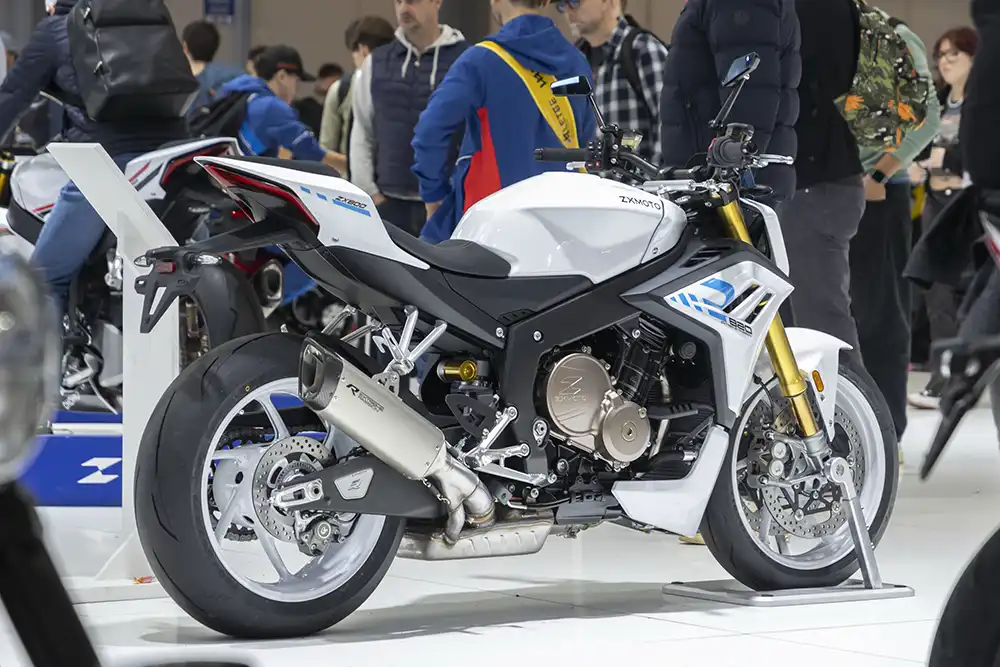 Der Streetfighter 820R mit 130 PS wird ebenfalls von einem Dreizylinder angetrieben. Foto: ZXMoto