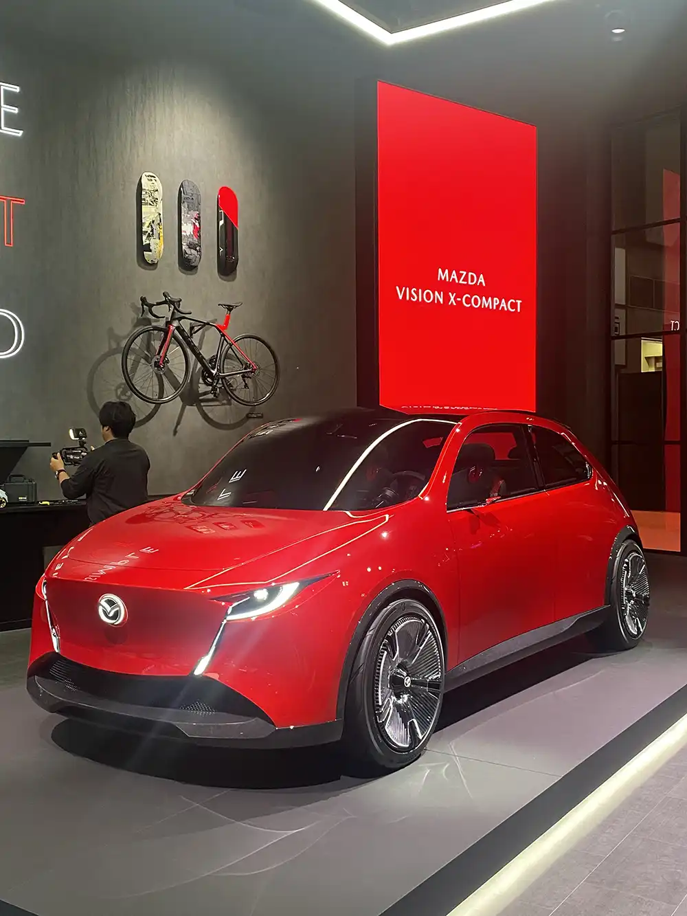 Beim Blick auf die nur 3,82 Meter kurzen Vision X-Compact mit ihrem knuffig-coolen Design wünscht man sich augenblicklich, dass sie möglichst schnell in Serie geht. Foto: Michael Specht/SP-X