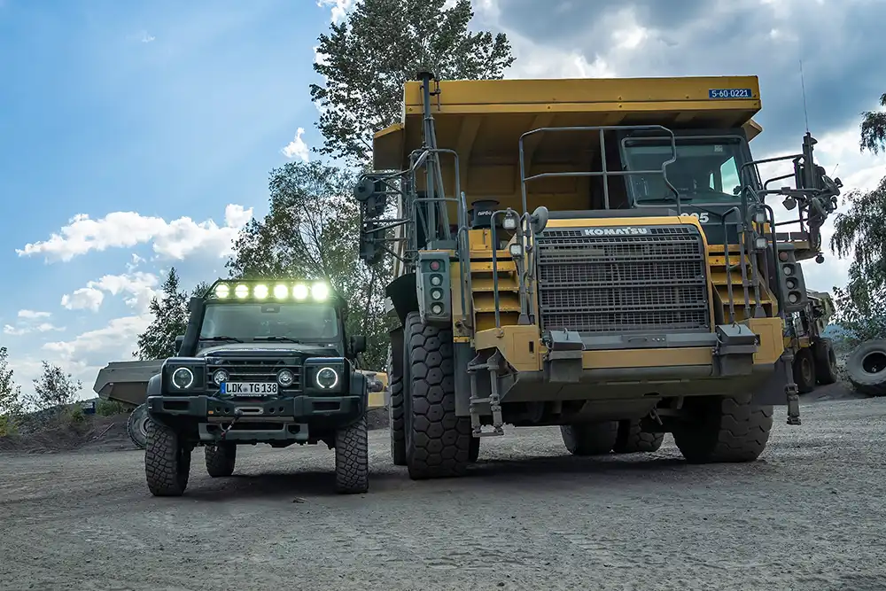 Selbst mit hüfthohen Reifen reicht der Grenadier den Muldenkippern bis kaum über die Radnabe. Foto: Letech